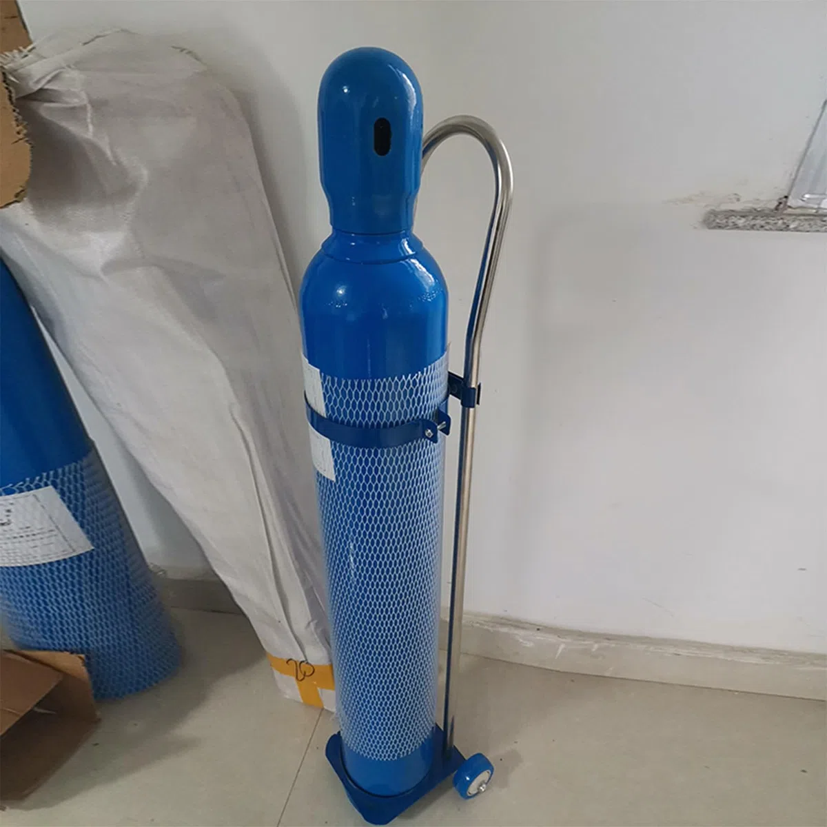 Wytrzymały stojak na cylindry z kółkami pochylany do tyłu wózek ręczny do użytku magazynowego wielofunkcyjny wózek na zbiornik na tlen wysokość 80 cm idealny do użytku przemysłowego i domowego